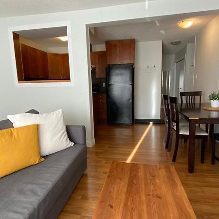 Cozy 2-Bedroom Condo Near Downtown, With Laundry, Parking, Balcony Calgary Exterior photo