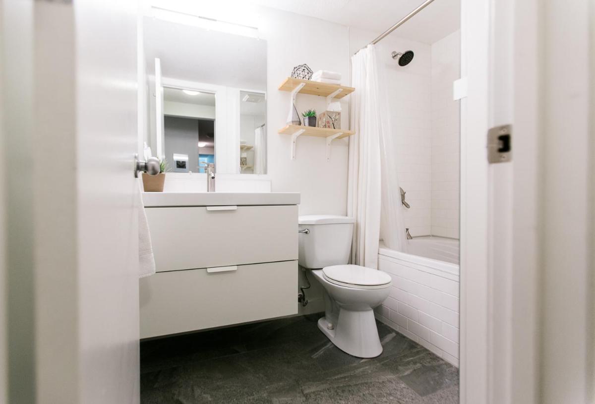 Cozy 2-Bedroom Condo Near Downtown, With Laundry, Parking, Balcony Calgary Exterior photo