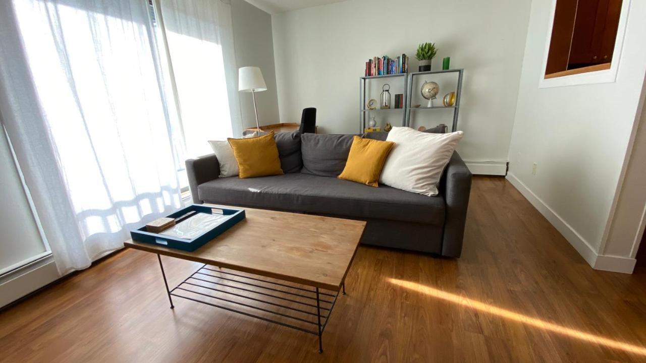 Cozy 2-Bedroom Condo Near Downtown, With Laundry, Parking, Balcony Calgary Exterior photo